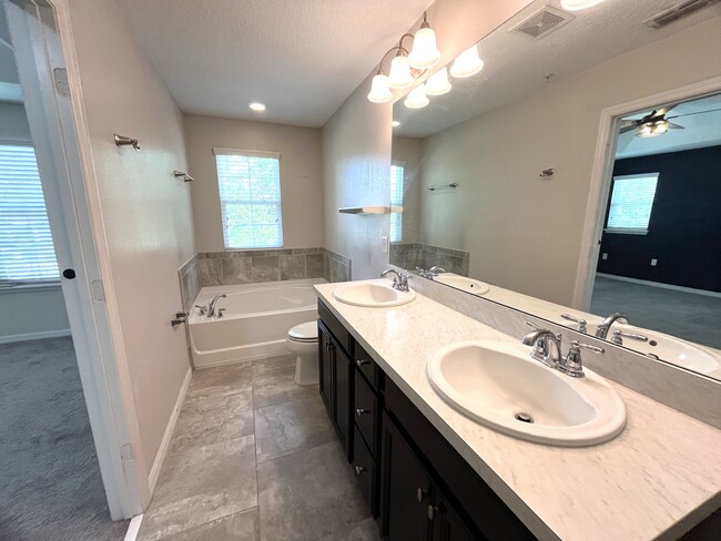 Building Photo - 677 Oak Lake Ln