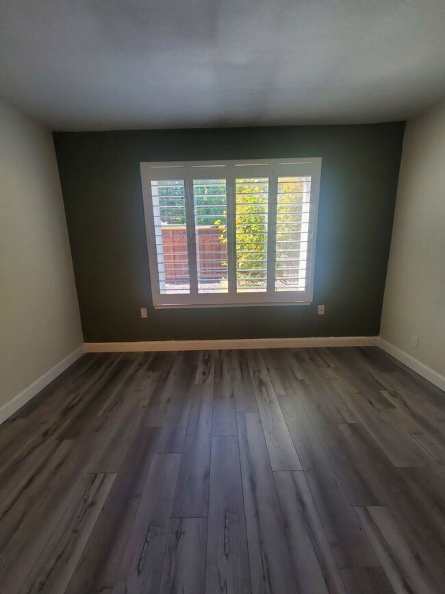 Building Photo - Easy Living @ Gorgeous 2bd/2ba in Cobblest...