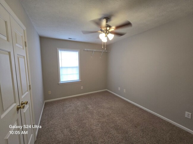 Building Photo - 3 Bedroom, 2 bath house with a bonus room and one car garage.