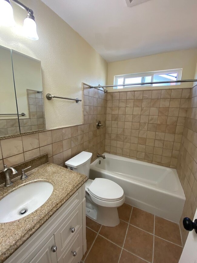 Building Photo - 3 Bedroom Home - Centrally Located with So...