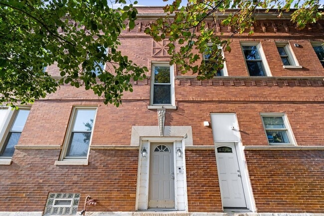 Building Photo - 2900 N Damen Ave