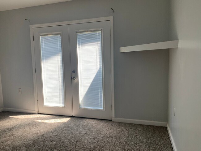 Building Photo - Beautifully upgraded interior, one dog considered.