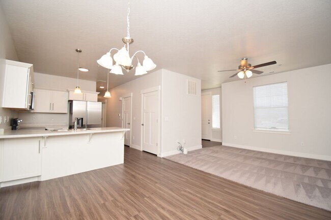 Building Photo - Bright 3 bed Condo with Pool, HOA, and Great Amenities!!