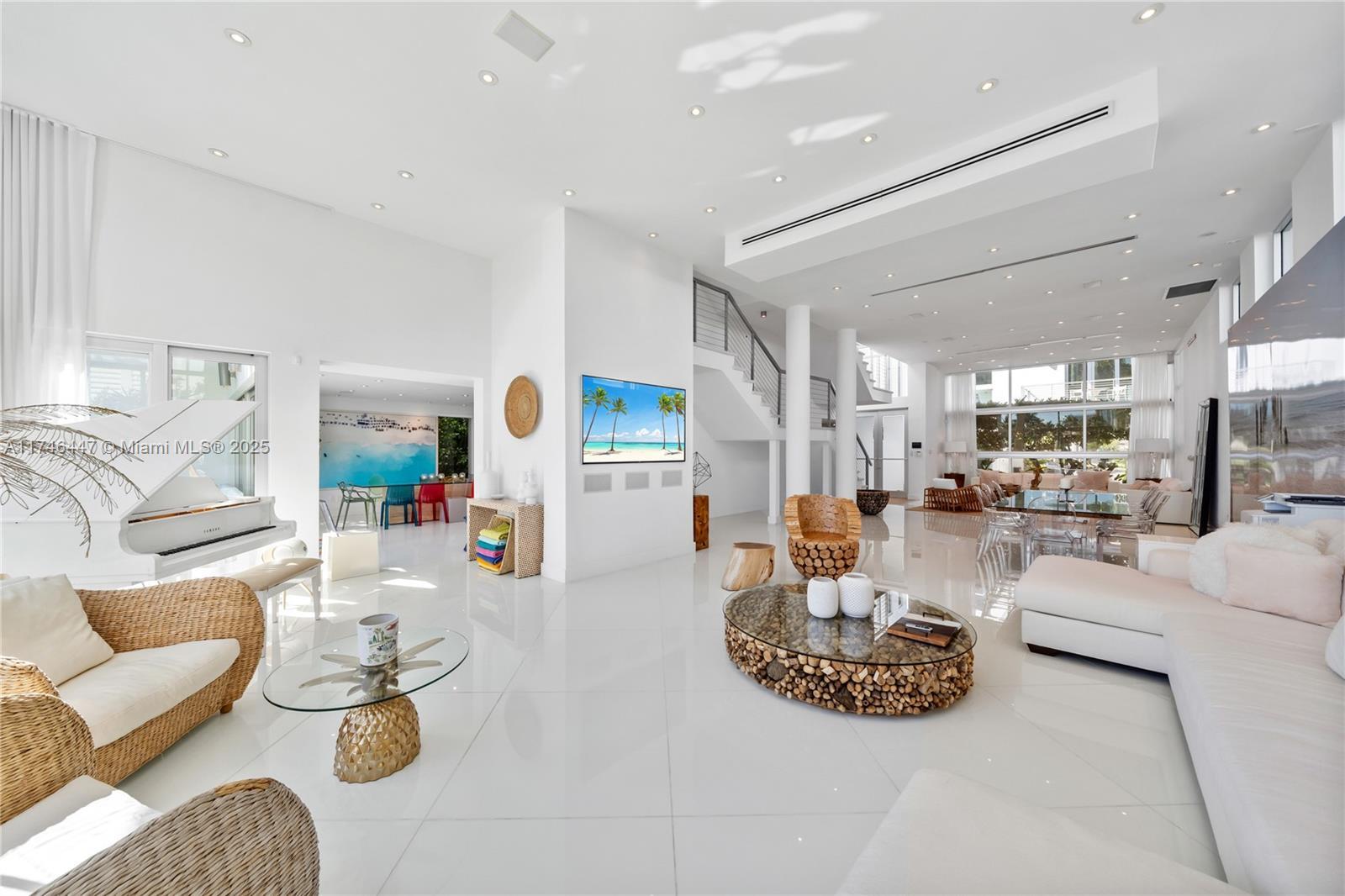 Building Photo - 1061 N Venetian Dr