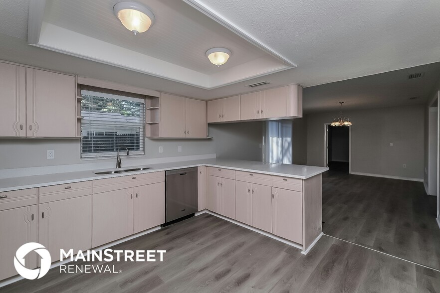 Building Photo - 7900 Lightfoot Dr