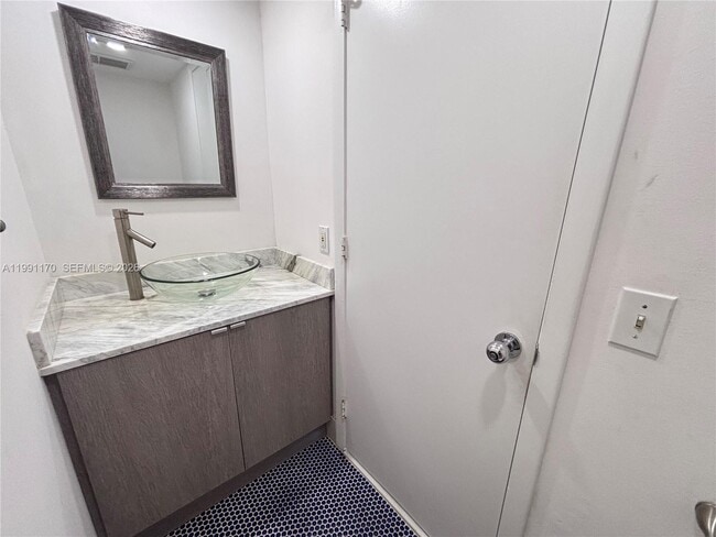 Building Photo - 400 South Pointe Dr