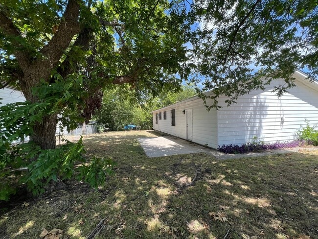 Building Photo - 1303 Redondo Dr