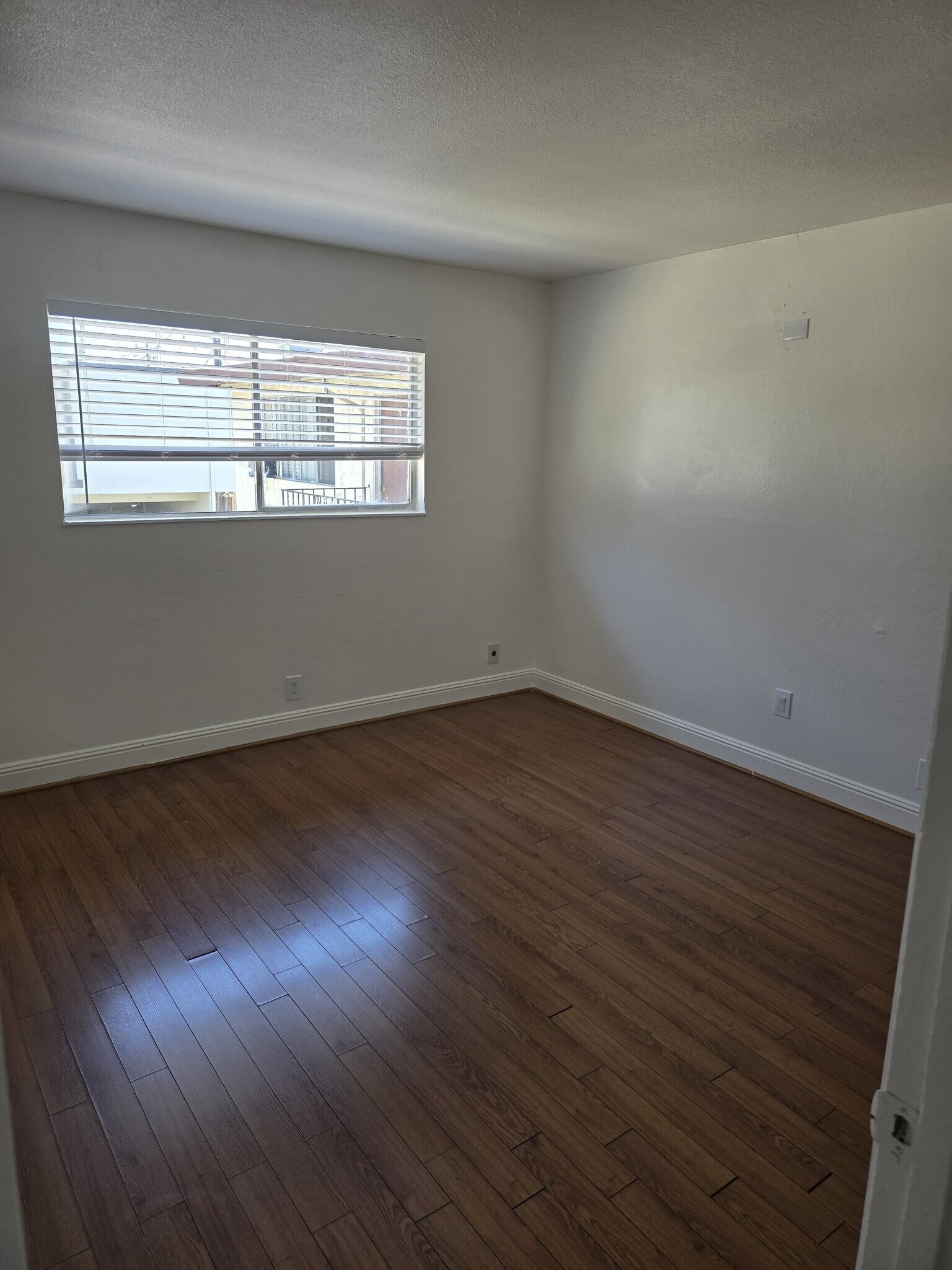 Building Photo - 947 Tamarack Ln