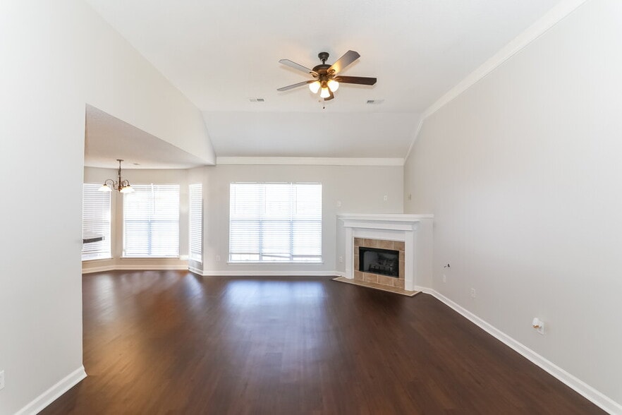 Building Photo - 6527 Sandbourne E