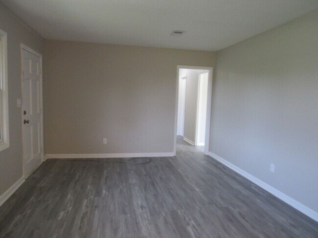 Building Photo - Convenient Northeast location!
