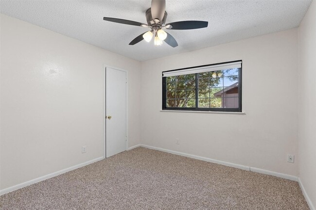 Building Photo - 325 Heartwood Dr