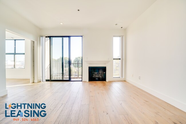 Building Photo - 8811-8815 Burton Way