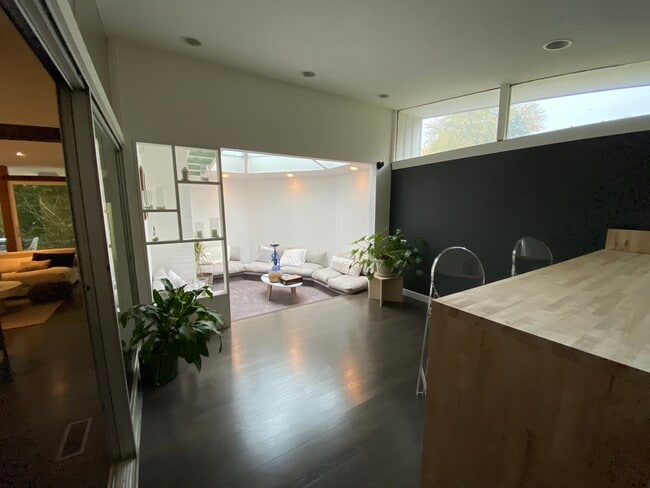 Building Photo - 2104 Zuppke Dr