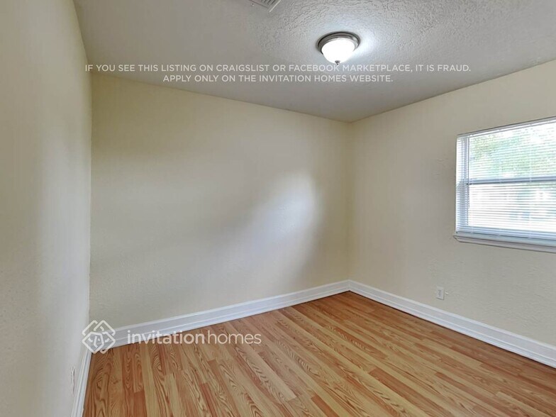 Building Photo - 2450 NW 30th Way