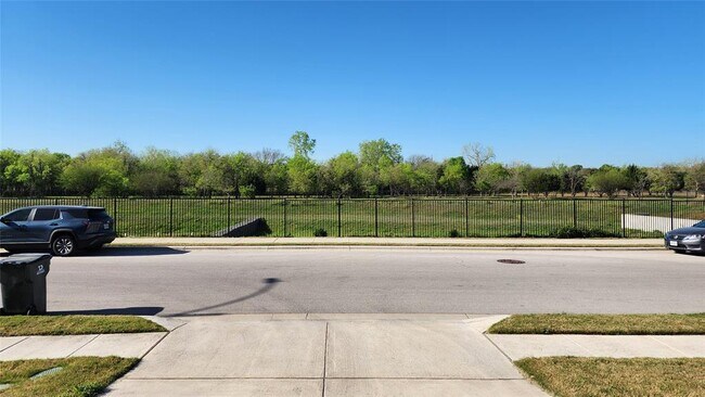 Building Photo - 402 Parrot Tulip View