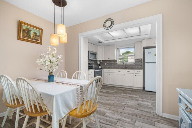 Building Photo - 410 NE 17th Ave