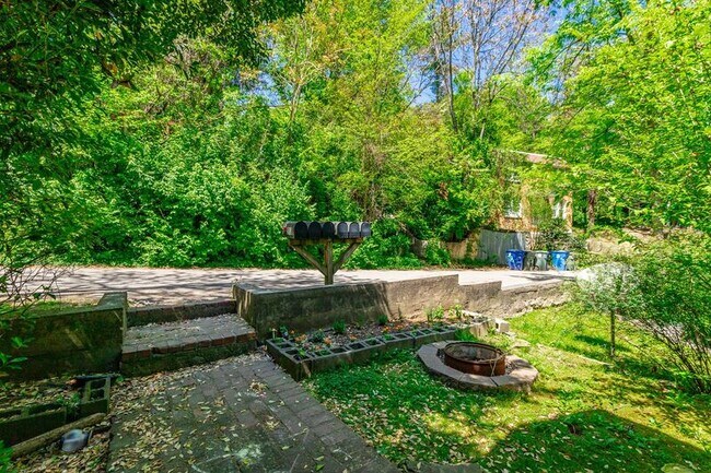 Building Photo - 518 E Manning St