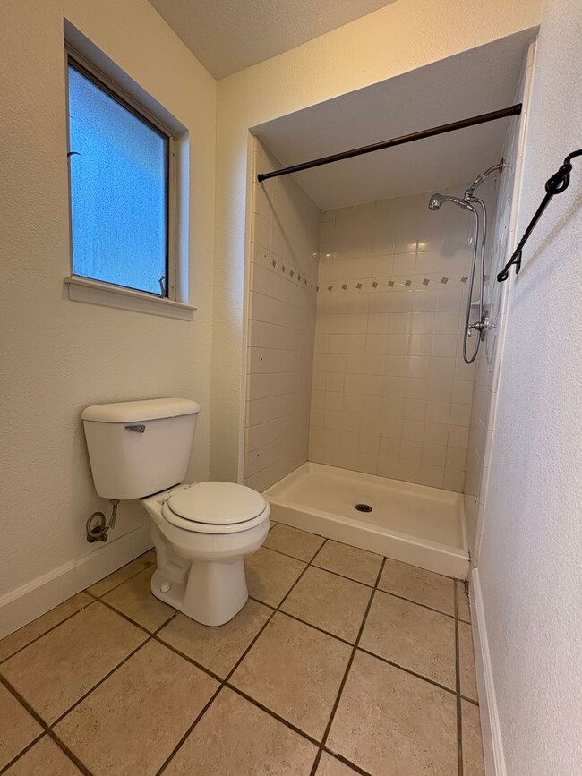 Building Photo - Beautiful 3 Bed, 2 Bath Home in a Desirabl...