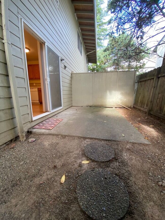 Building Photo - Charming First-Floor Mid-Century Apartment...