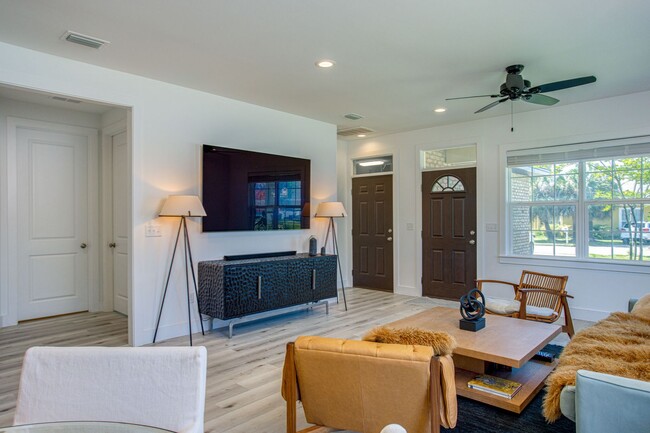 Building Photo - Destin- Bright & Modern 3-Bedroom Home wit...