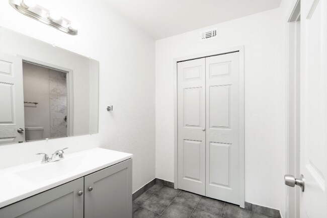 Building Photo - 2515 Clara Ln