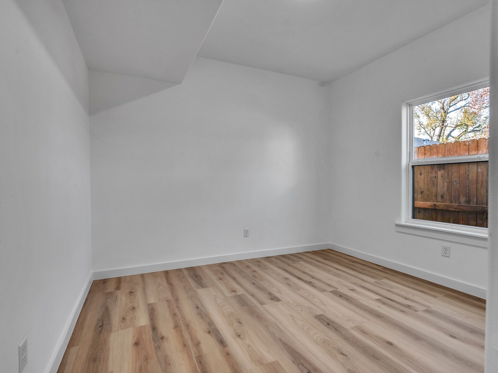 Building Photo - 9410 Firnat St