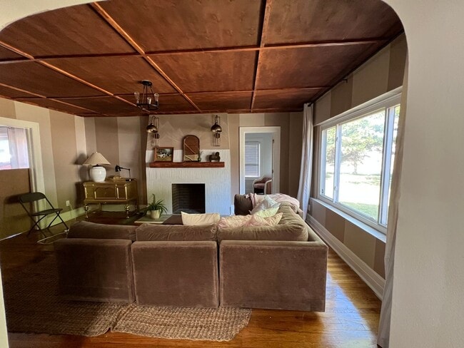 Building Photo - COMING SOON ! Charming home !!