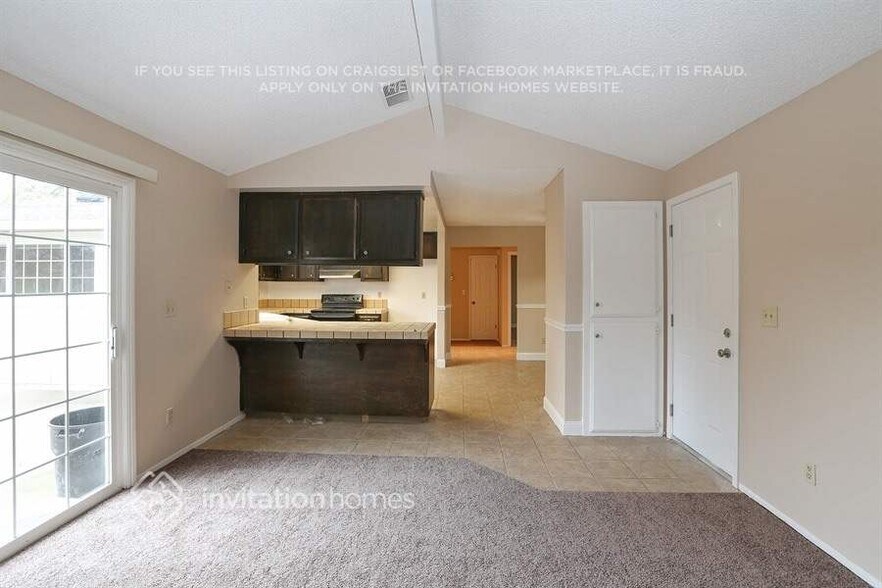 Building Photo - 962 Almond Dr