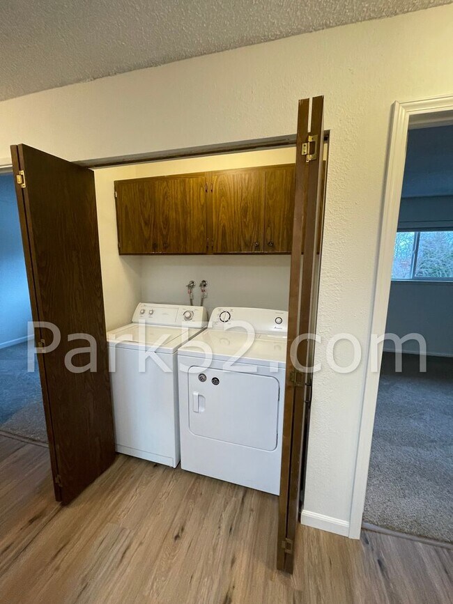 Building Photo - Fircrest Area 3 Bedroom Apartment