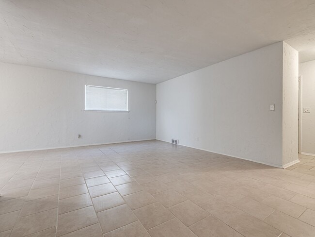 Building Photo - Updated in NE OKC for rent! Minutes to Broadway Extension/235 and Downtown!