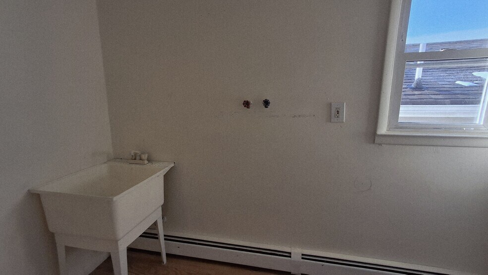 Washer / dryer hook up - 3409 Givernaud Ter