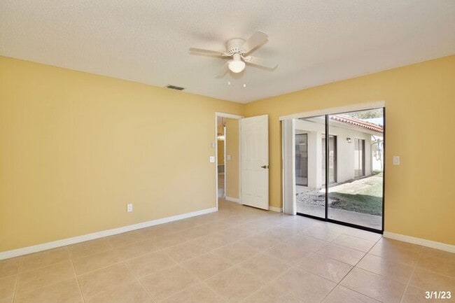 Building Photo - Gorgeous 2/2 Spacious Home with a Large Ba...