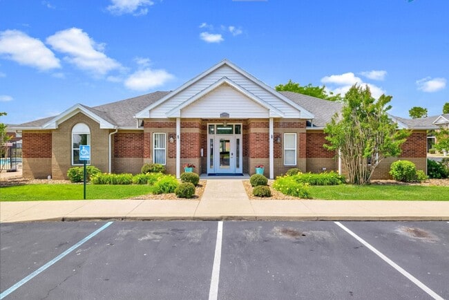 Building Photo - **2 bedroom 2 bath $1199/mo***Evansville, IN*** Pet Friendly**Vaulted Ceilings
