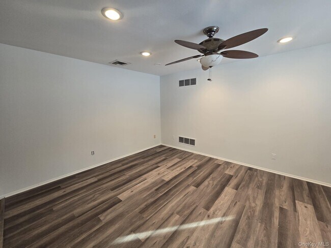 Building Photo - 10 Chestnut Dr