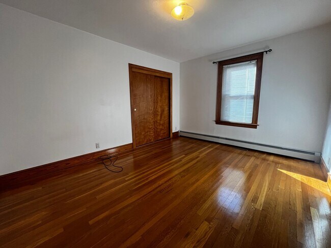 Building Photo - Charming 2-Bedroom First Floor Apartment i...