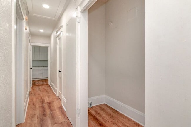 Building Photo - 606 S Park Ave