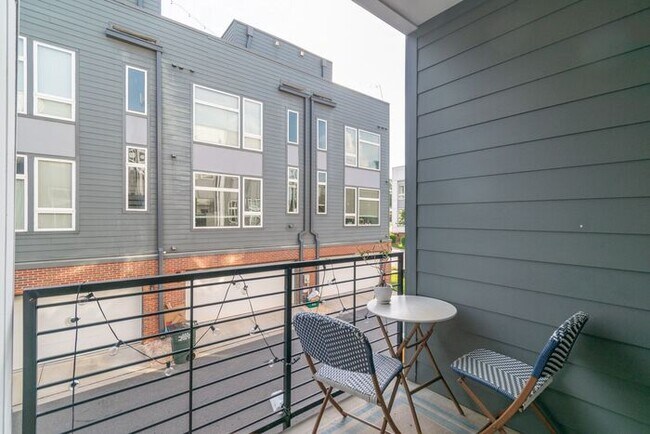 Building Photo - Beautiful Modern Townhome in South End Available 5/1!
