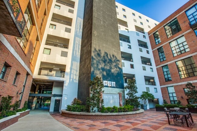 Building Photo - 3110 Thomas Ave