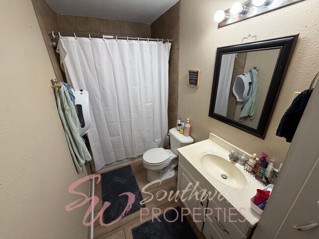 Building Photo - 3 bedroom 1 bath with large bedrooms! Easy walk to campus!
