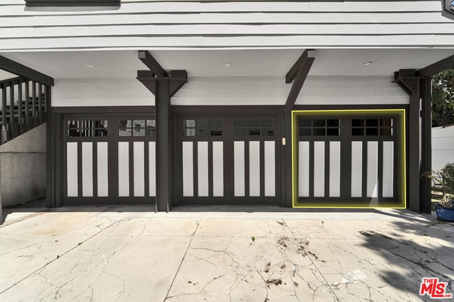 Building Photo - 918 N Genesee Ave