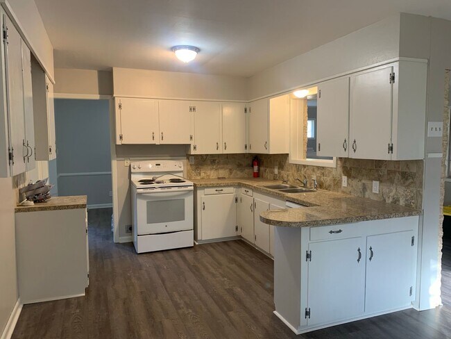 Building Photo - UPDATED HOME IN GREENACRES PLACE (North Bossier)