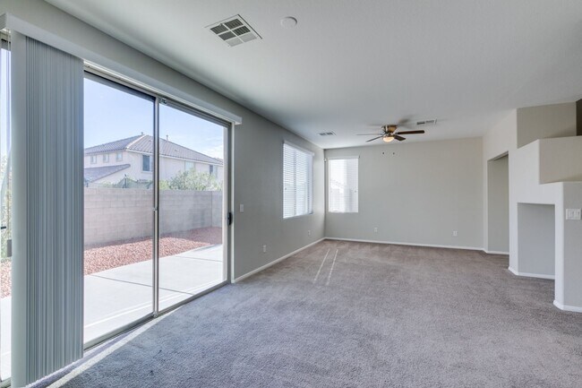 Building Photo - 3 bedroom + Den! Ready for immediate move ...