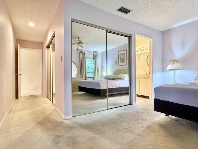 Building Photo - 10851 Palm Lake Ave