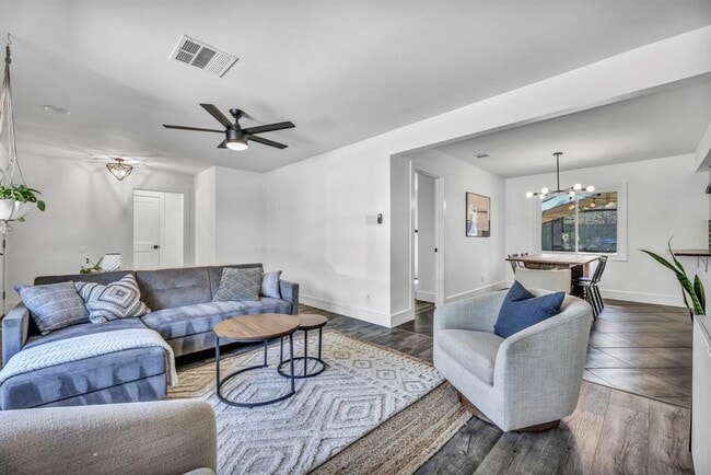 Building Photo - 2805 Silverway Dr