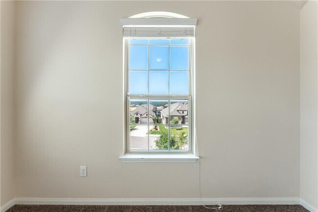 Building Photo - 141 Cres Heights Dr