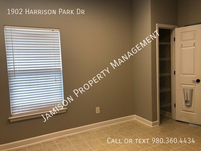 Building Photo - 1902 Harrison Park Dr