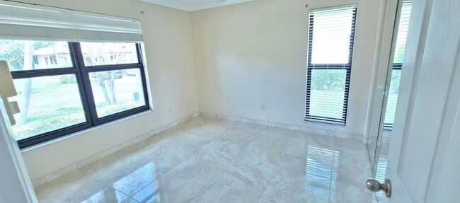 Building Photo - 6060 Baywood Ln
