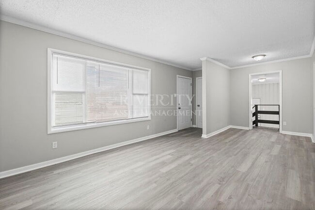 Building Photo - Beautifully Renovated 3 Bed / 2 Bath Home with Over 1,700 Sq Ft!