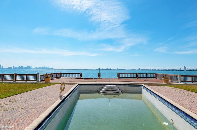 Building Photo - 1880 S Treasure Dr