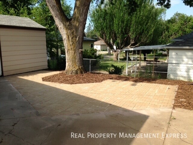 Building Photo - 3 Bed Home w/ Large Garage